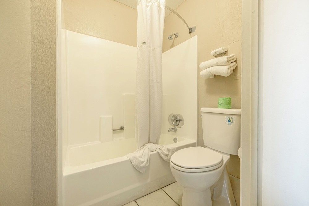Premium Junior Room with Queen Bed, Non-Smoking - NQ2 - Photo 6