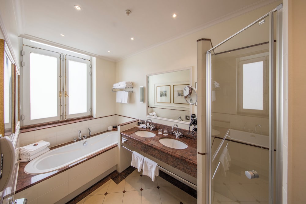 Deluxe Suite, City View - Photo 6