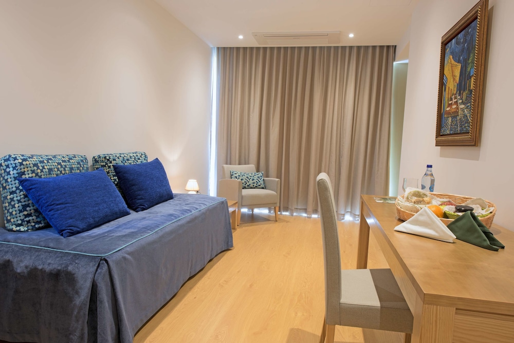 Suite, 1 Queen Bed with Sofa bed, Balcony photo 1