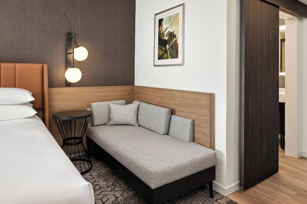 Room, 1 Double Bed (Mobility/Hearing Access, Roll-in Shwr) - Photo 2