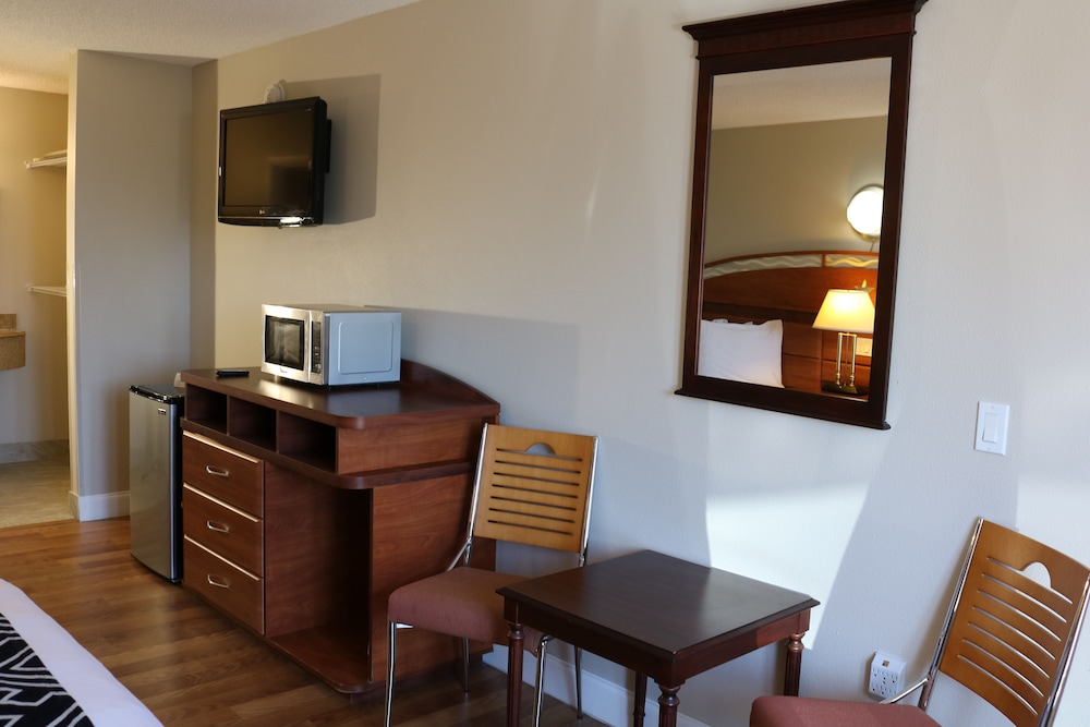 Handicap Room, 1 King Bed, Non Smoking (First Floor) photo 1