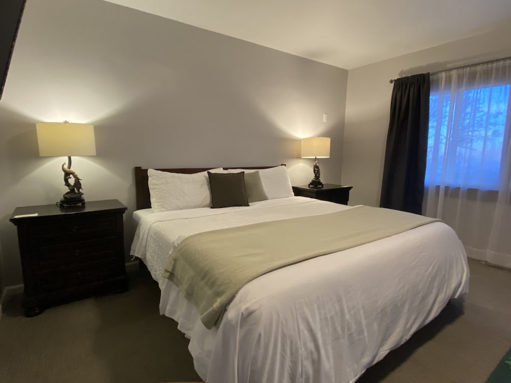 Deluxe Room, 1 King Bed, Kitchenette, Mountain View photo 1