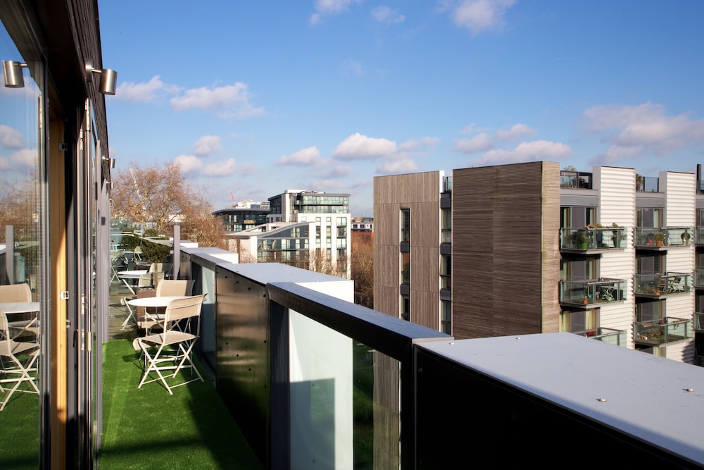 Premium Double Room, 1 King Bed, Balcony, City View photo 3
