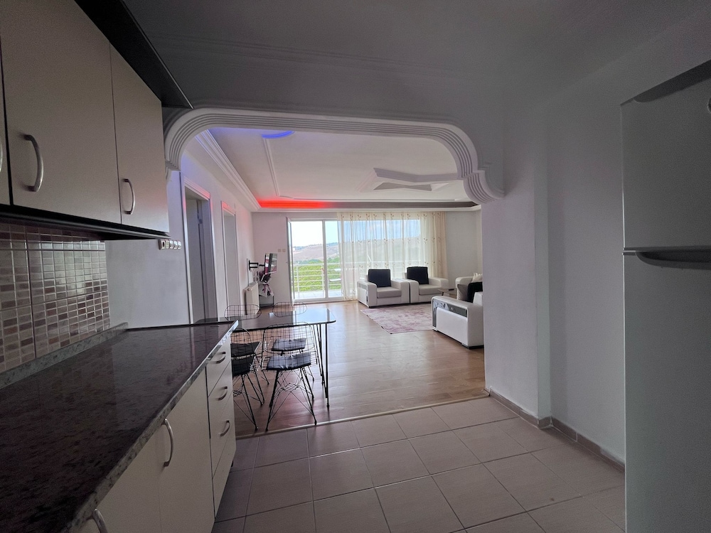 Basic Condo, Sea View