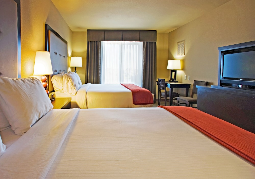 Suite, 1 King Bed, Accessible (Comm, Accessible Tub) - Photo 2