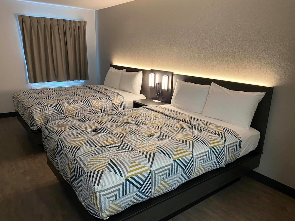 Standard Room, 2 Queen Beds, Non Smoking - Photo 3