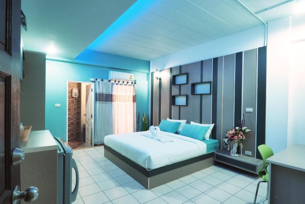 Deluxe Room, 1 King Bed - Photo 9