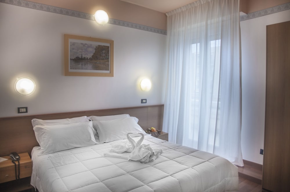 Standard Double or Twin Room, Ensuite photo 1