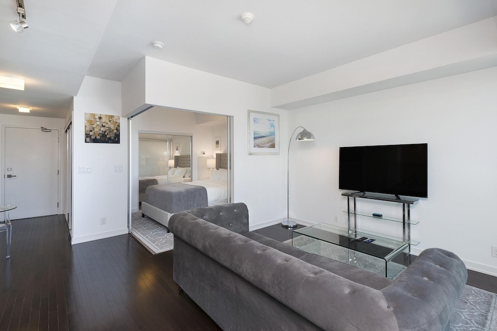 Standard Suite, 1 Queen Bed with Sofa bed thumbnail 6