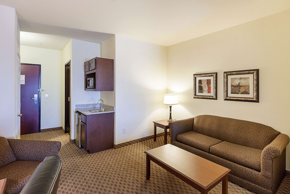 Suite, 2 Queen Beds and Sofa-bed, Non-Smoking - Photo 5