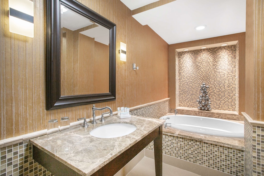 Deluxe Suite, One King Bed - Photo 5