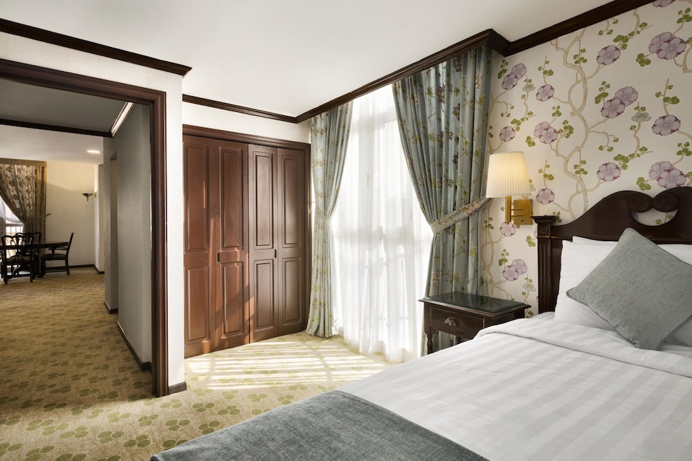 Suite, 3 Bedrooms - Photo 1