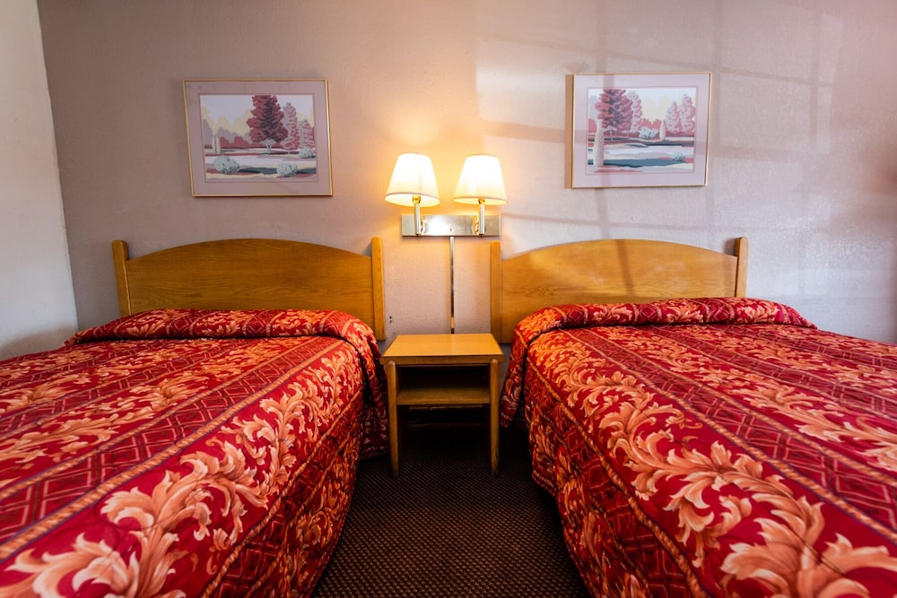 Basic Single Room, 1 Queen Bed photo 2