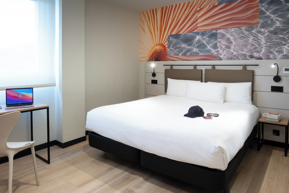 Standard Room, 1 Queen Bed photo 2
