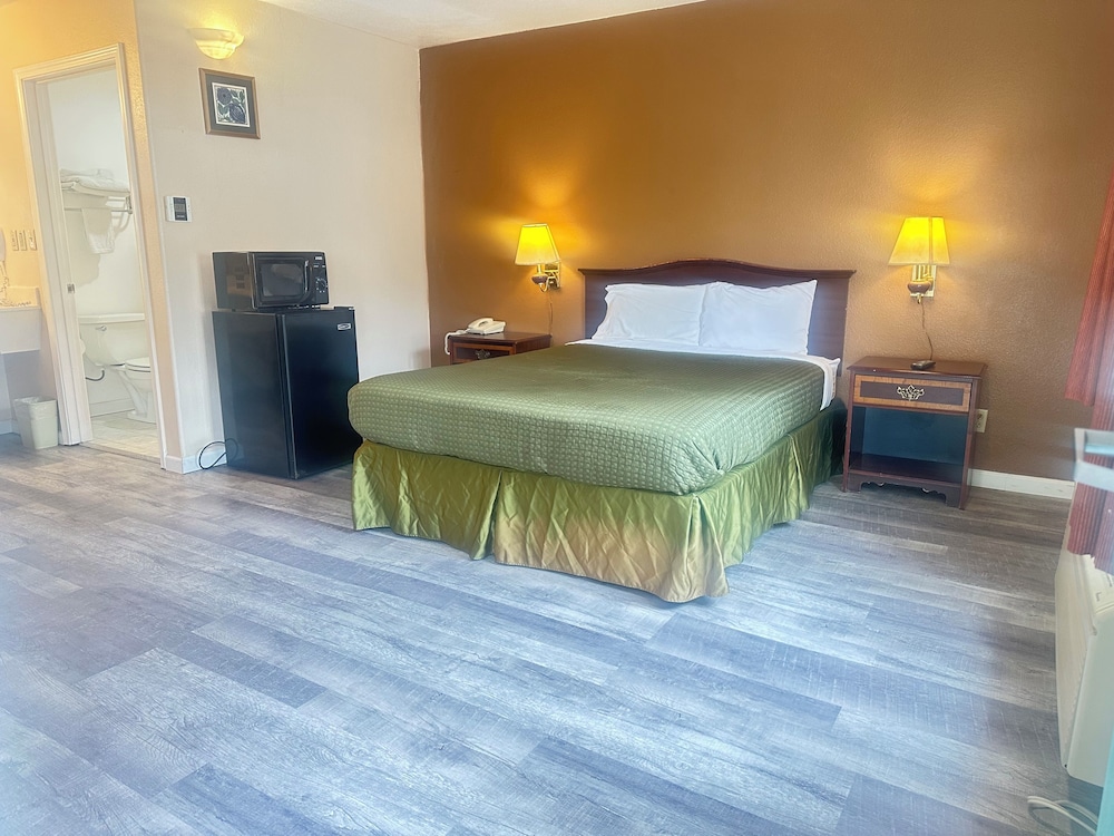 Standard Room, 1 Queen Bed photo 1