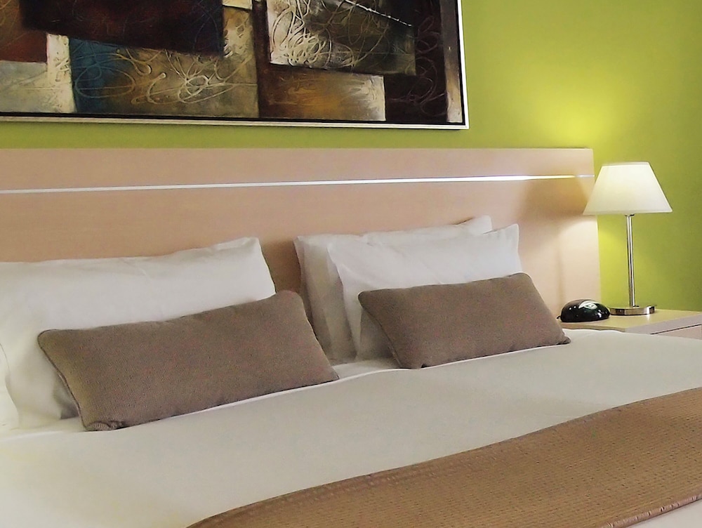Hotel Room - Photo 2