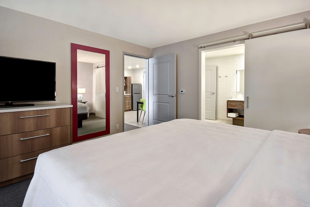 Suite, 1 King Bed, Accessible (Hearing) - Photo 3