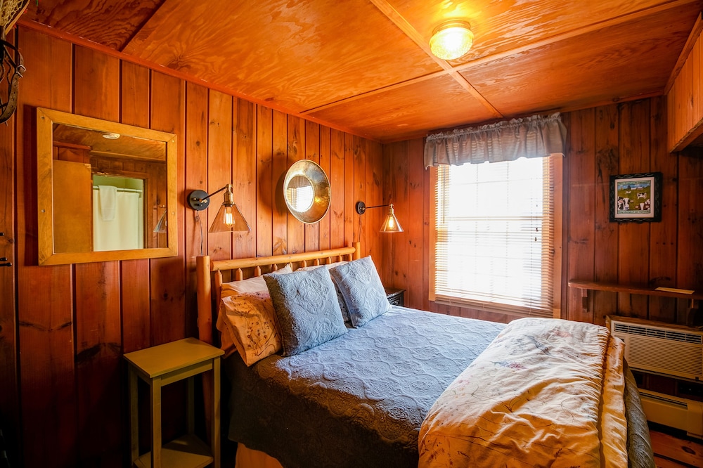Room 4 - Spruce photo 2