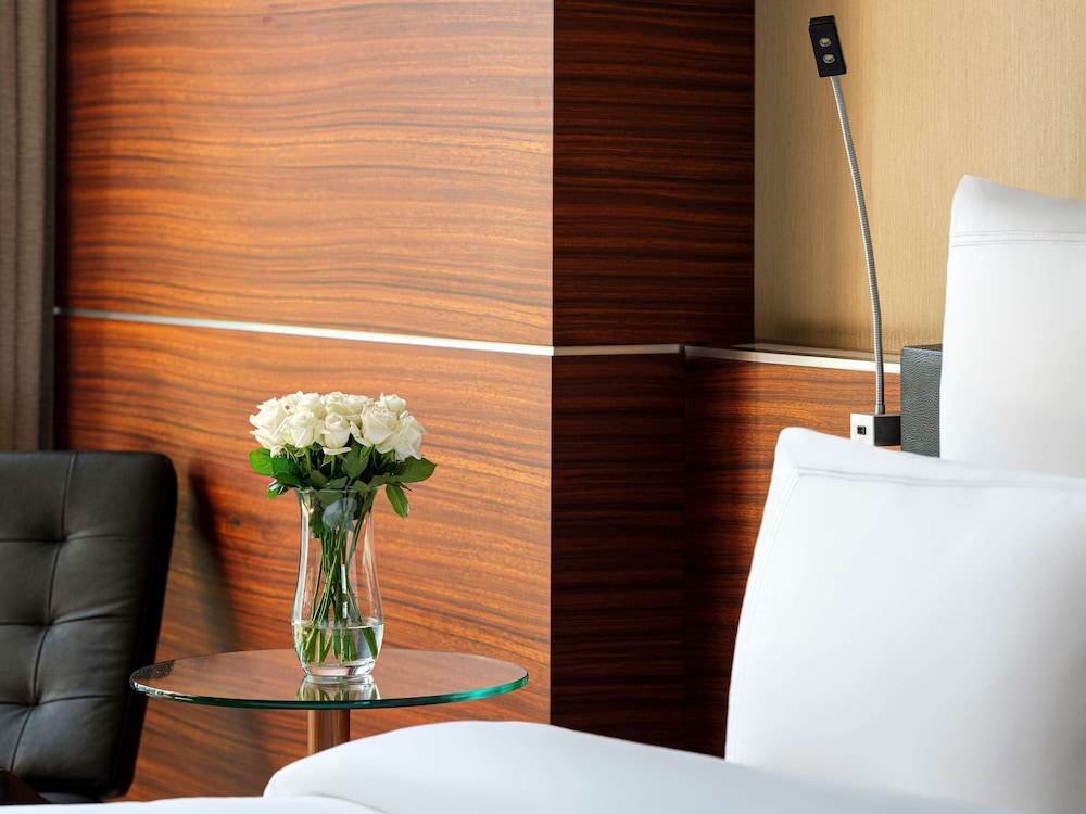 Classic Room, 1 King Bed, City View thumbnail 5