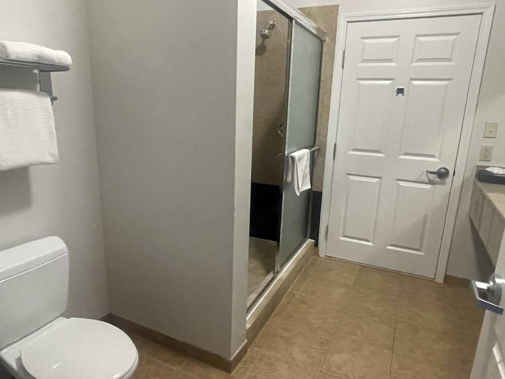 Deluxe Suite, 2 Queen Beds, Non Smoking (Deluxe Family Suite) - Photo 6