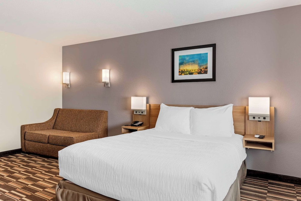 Suite, 1 Queen Bed, Non Smoking (with Single Sofabed) photo 2