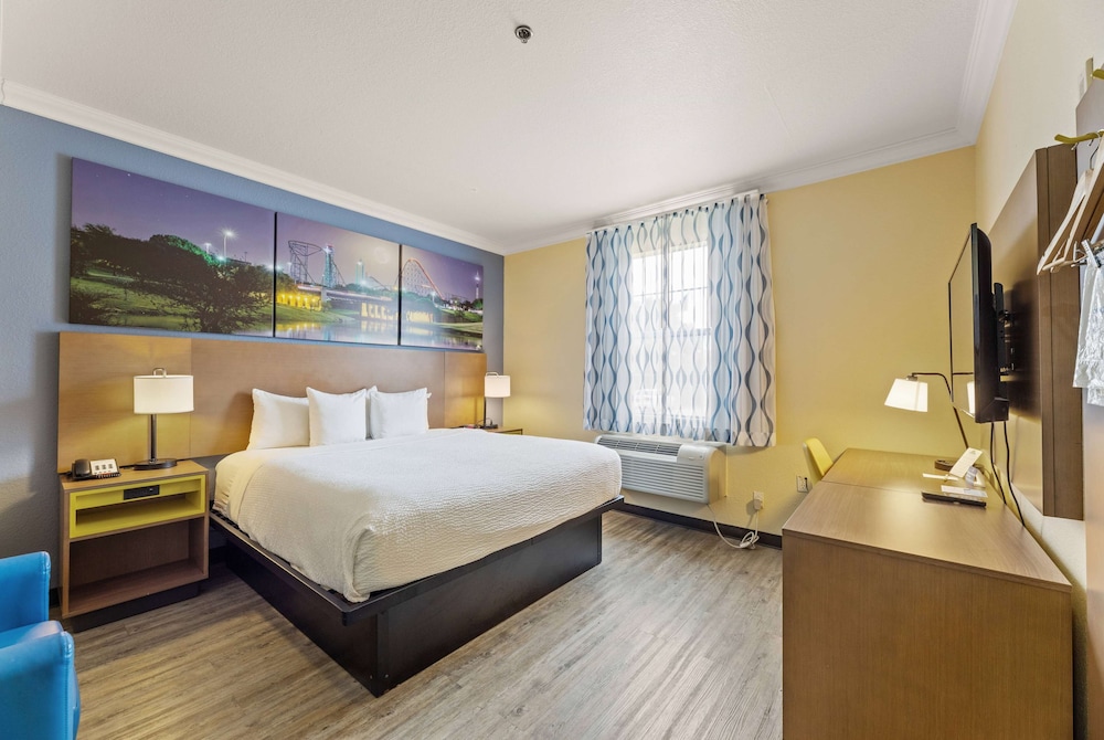 Room, 1 King Bed, Non Smoking - Photo 3