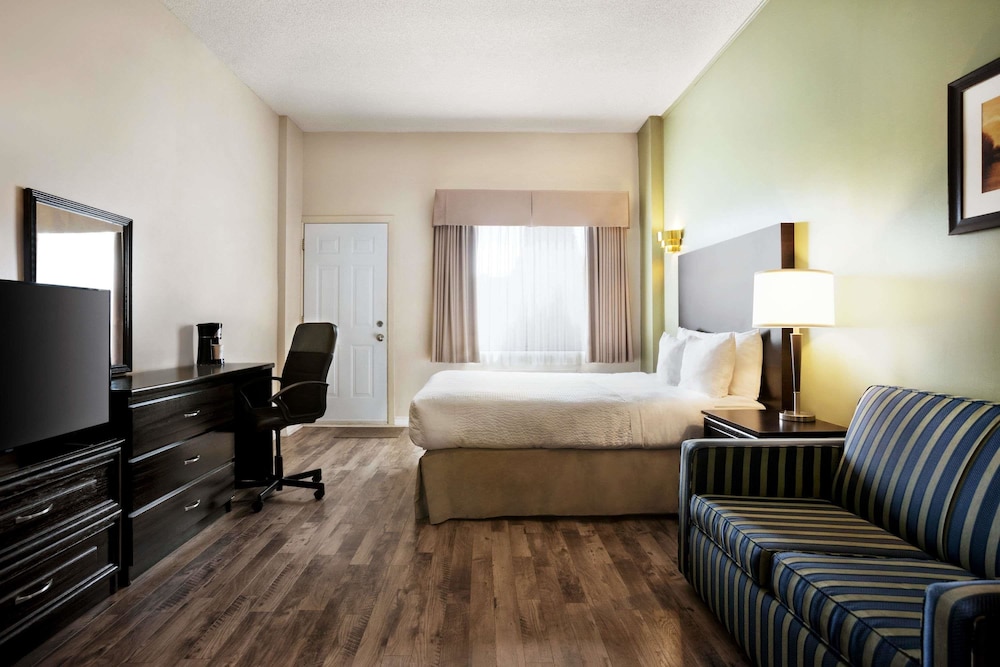 Standard Room, 1 Queen Bed, Non Smoking - Photo 1