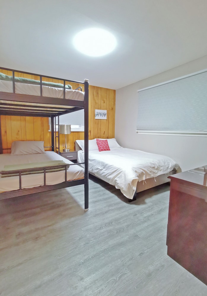 Three Bedrooms Cottage (Cottage #9, Sleeps 10) photo 2