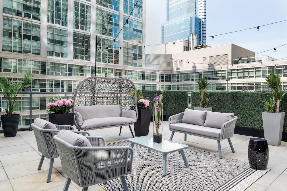The Marilyn, 1 Bedroom Deluxe Suite, 1 King, City View, Tub