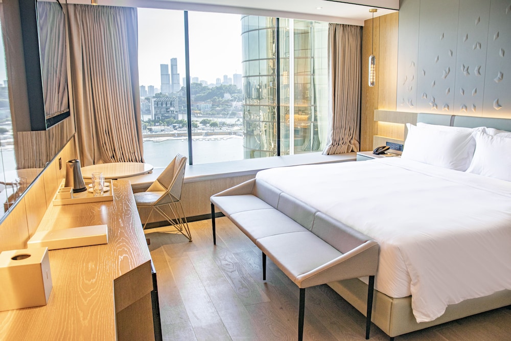 Gold (Treasure Island) Lake View King Room