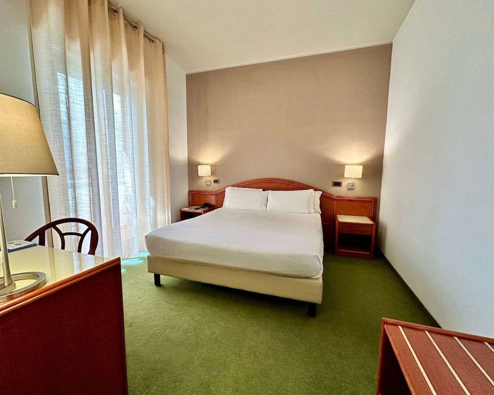 Standard Double or Twin Room - Photo 7