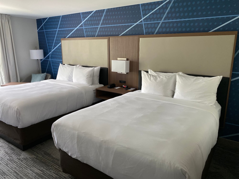 Premium Suite, 2 Queen Beds, Non Smoking - Photo 2