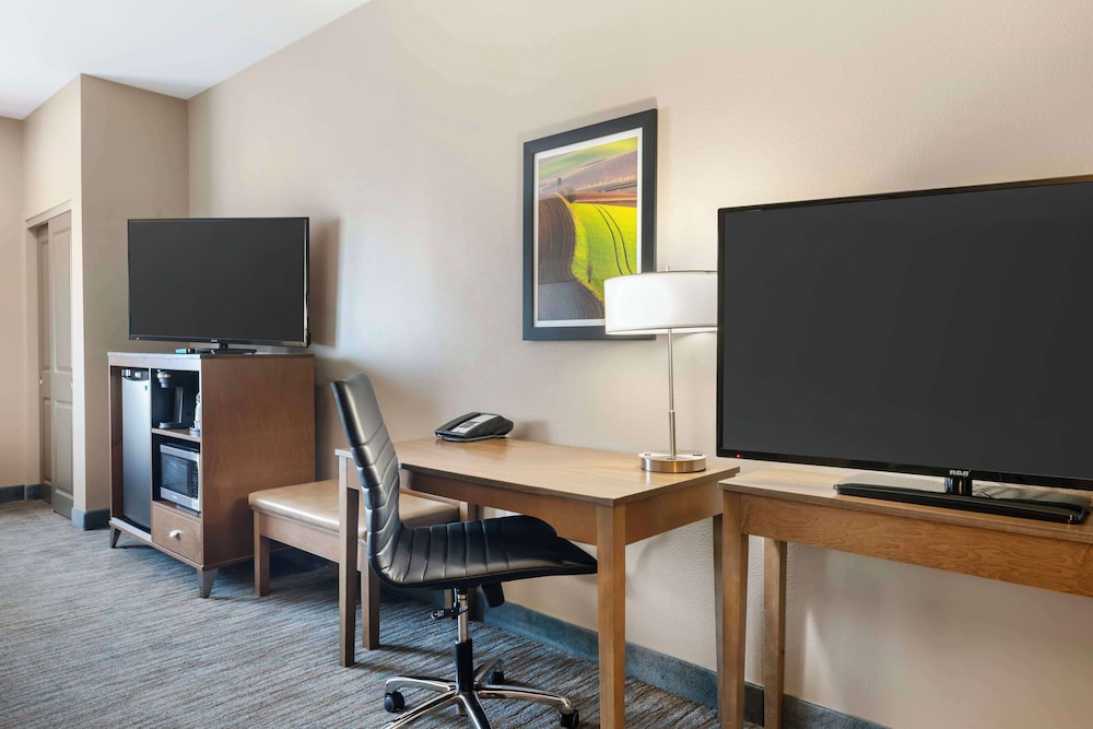 Suite, 2 Queen Beds, Accessible, Refrigerator & Microwave (with Sofabed) - Photo 3