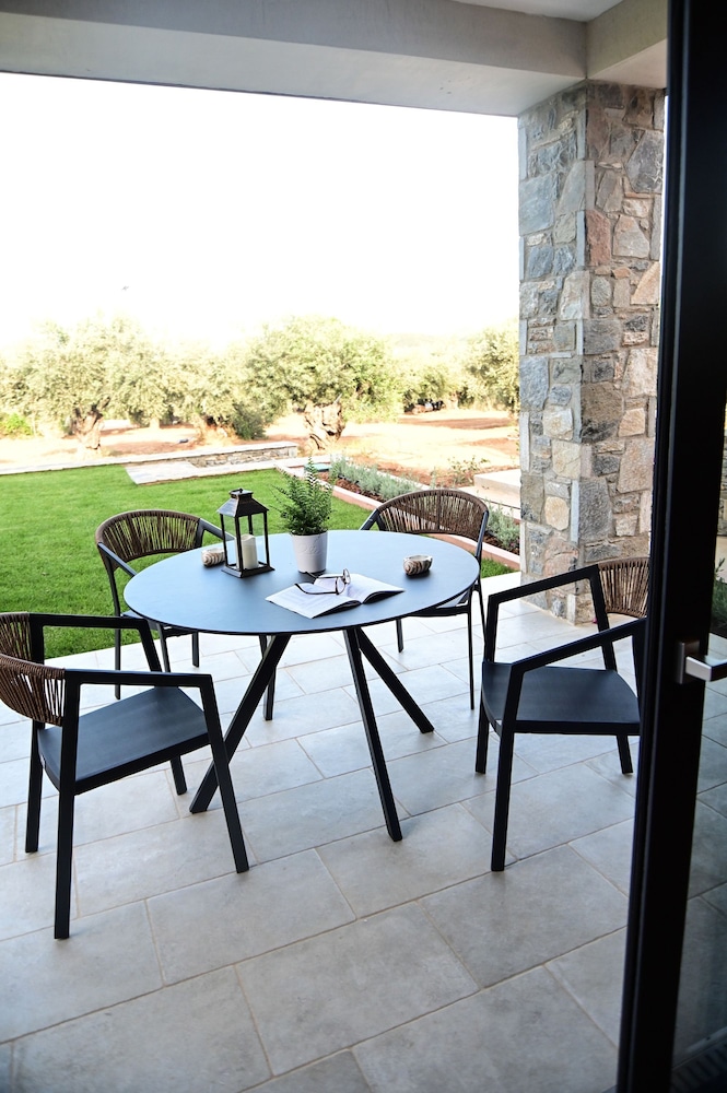 Villa, Smoking photo 3