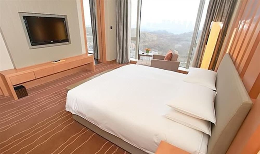 Deluxe Room, 1 King Bed - Photo 3
