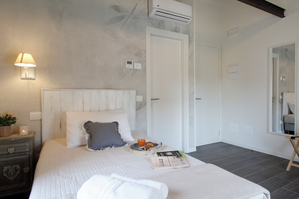 Single Room, Private Bathroom
