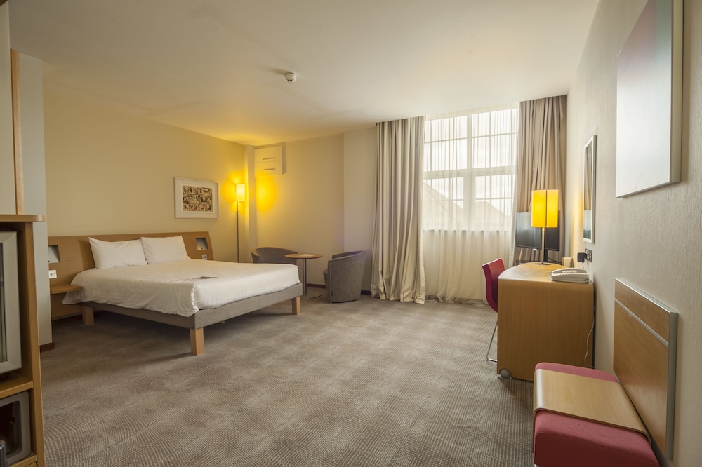 Superior Room, 1 Queen Bed photo 2