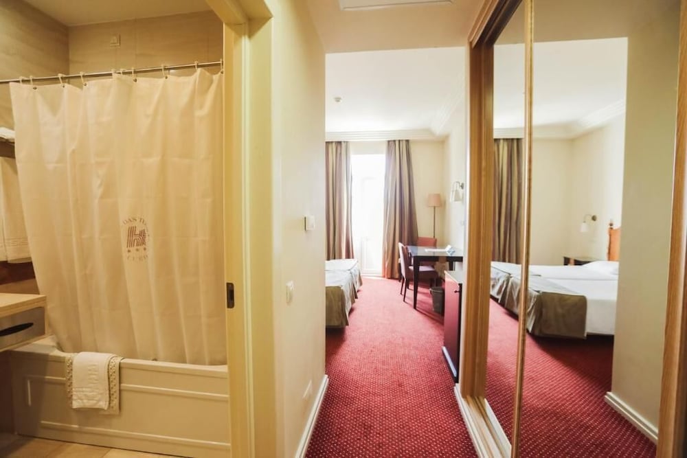 Twin Room - Photo 3