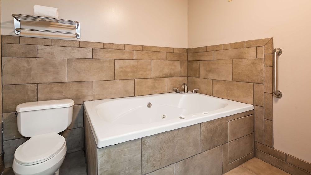 Standard Room, 1 King Bed, Non Smoking, Jetted Tub photo 2