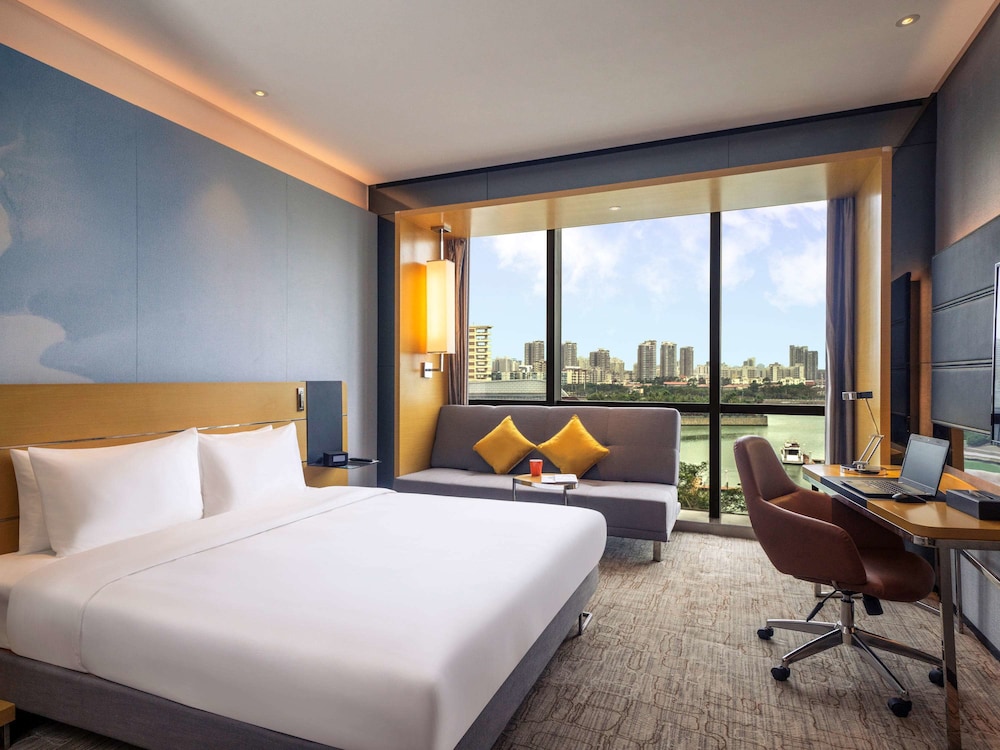 Deluxe Room, 1 King Bed, Balcony photo 3