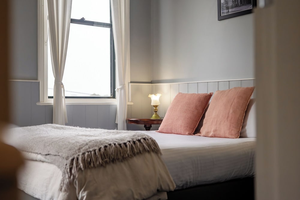 Double Room, Ensuite with Waterfall View photo 3