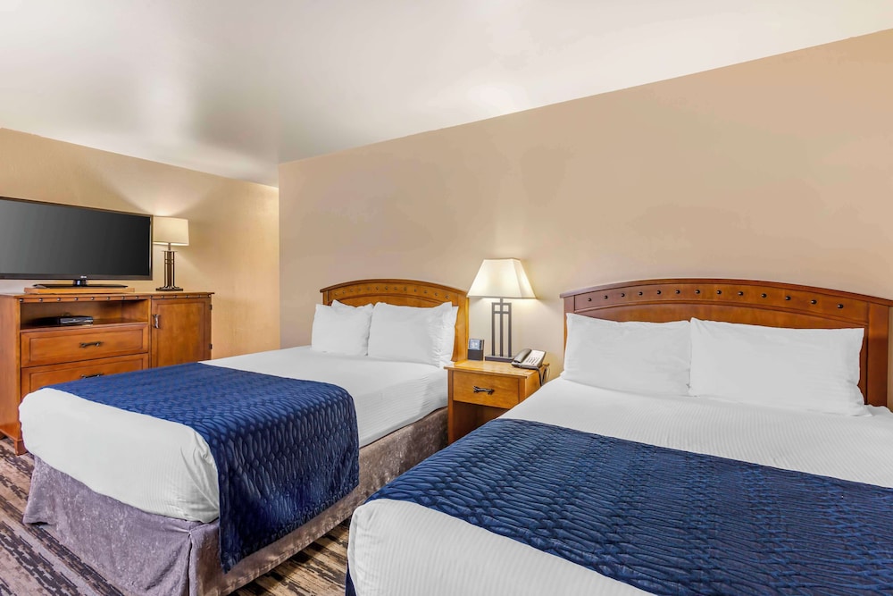 Suite, Multiple Beds, Non Smoking, Refrigerator & Microwave (3 Queen Beds) photo 1