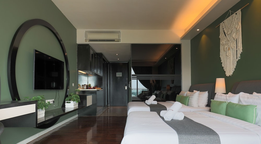 Deluxe Studio Suite, 2 Double Beds, Balcony photo 2