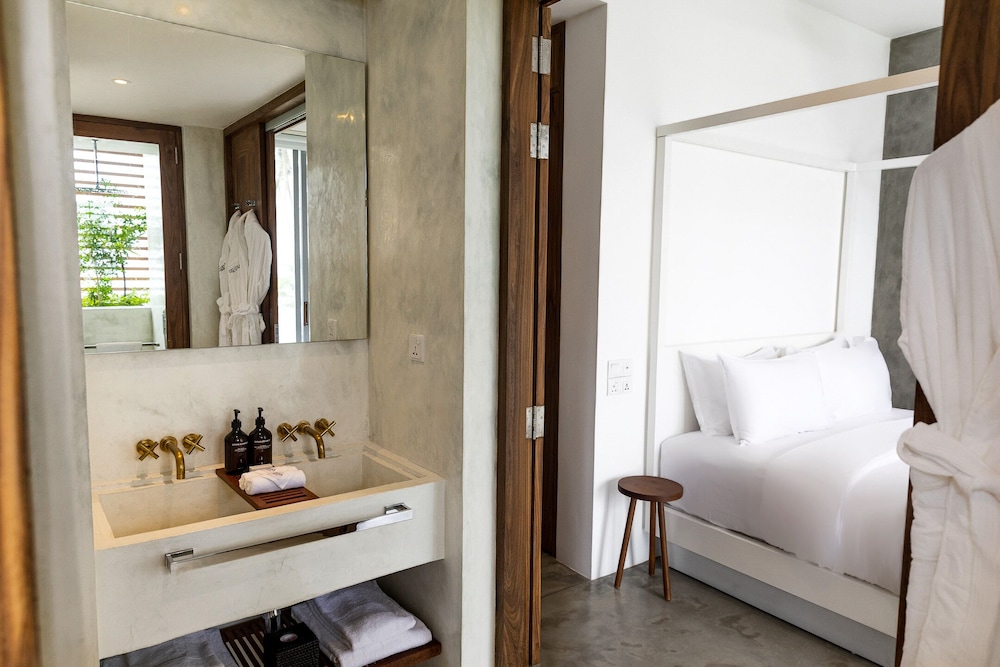 Signature Room, 1 King Bed, Partial Ocean View