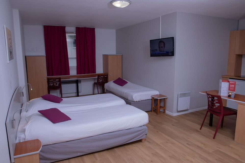 Studio, 3 Twin Beds
