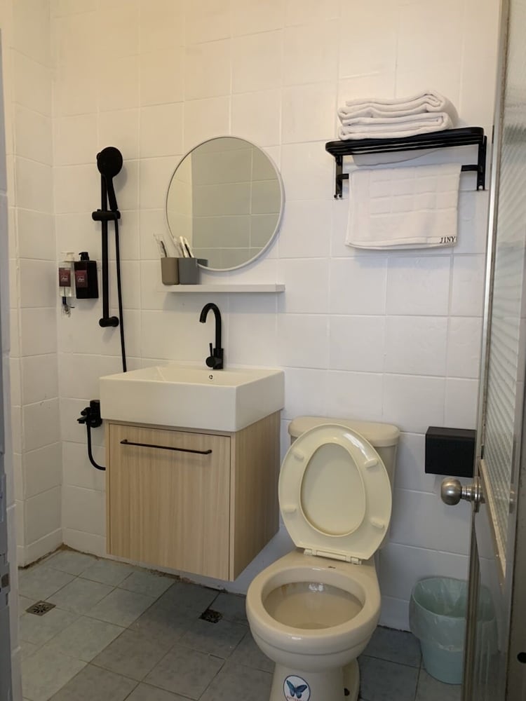 Standard Double Room, Non Smoking, Ensuite - Photo 7
