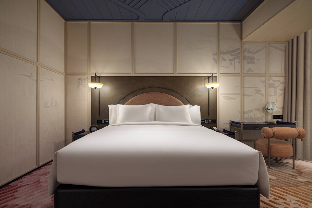 Standard Room, 1 King Bed photo 2