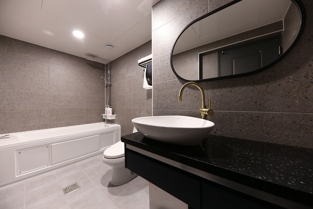 Deluxe Twin Room, Jetted Tub - Photo 5