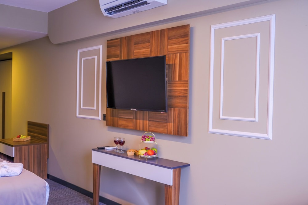 Luxury Suite, Partial Sea View