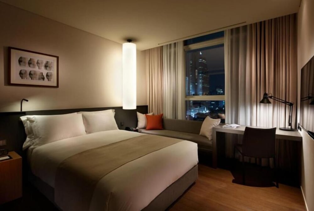 [KTO Visit Korea Giveaway] Standard Double Room + Kingdom Friends Character (2pc) + Leaflet